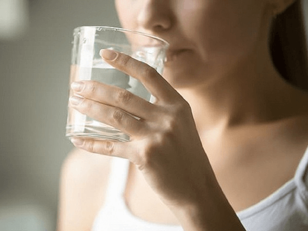 Uống đủ nước để giữ nước cho cơ thể